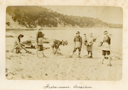 Arcachon pecheuses sur la plage